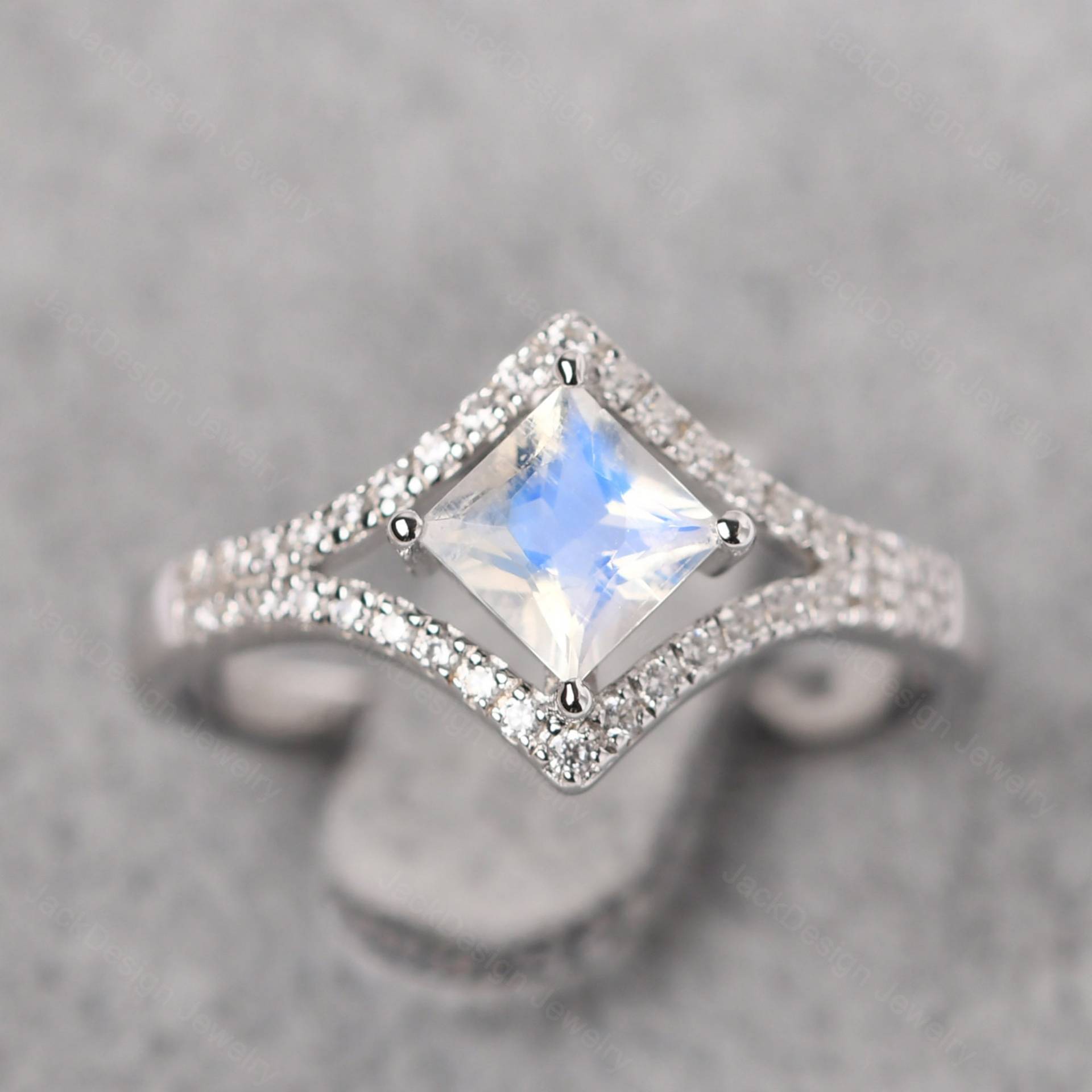 Mondstein Chevron Verlobungsring Prinzessschliff Drachen Juni Geburtssteinring Mondstein Chevron Verlobungsring Prinzessschliff Drachen Juni Geburtssteinring von JackDesignJewelry