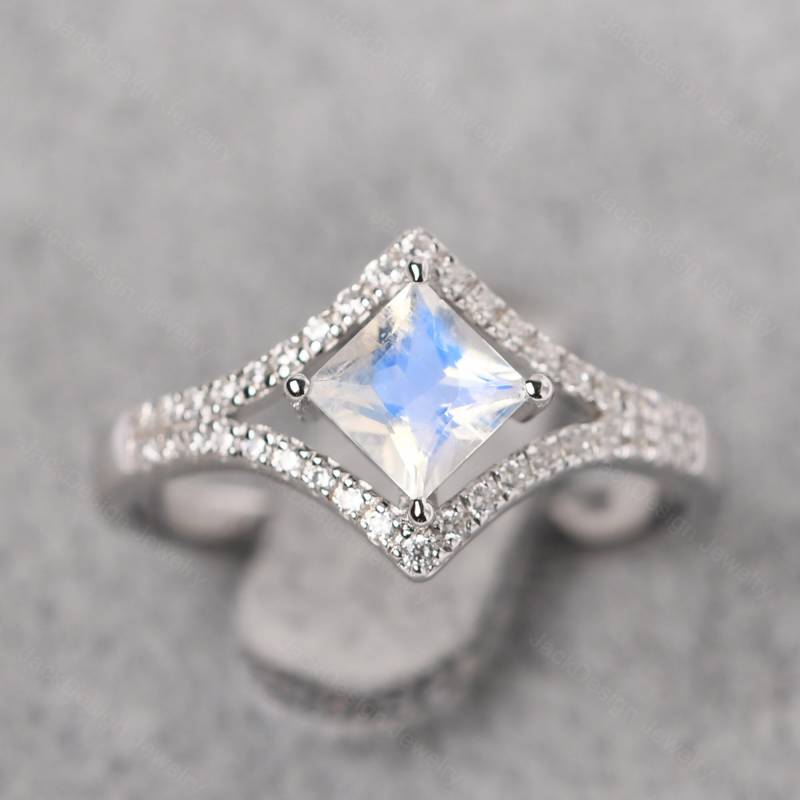 Mondstein Chevron Verlobungsring Prinzessschliff Drachen Juni Geburtssteinring von JackDesignJewelry