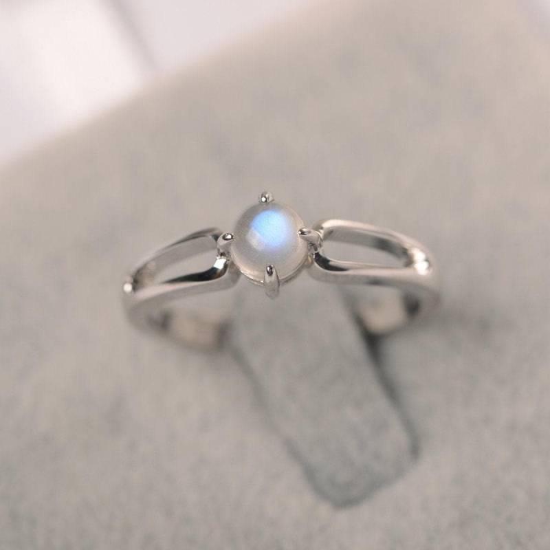 Mondstein Verlobungsring Eleganter Runder Ring Solitärring Für Frauen von JackDesignJewelry