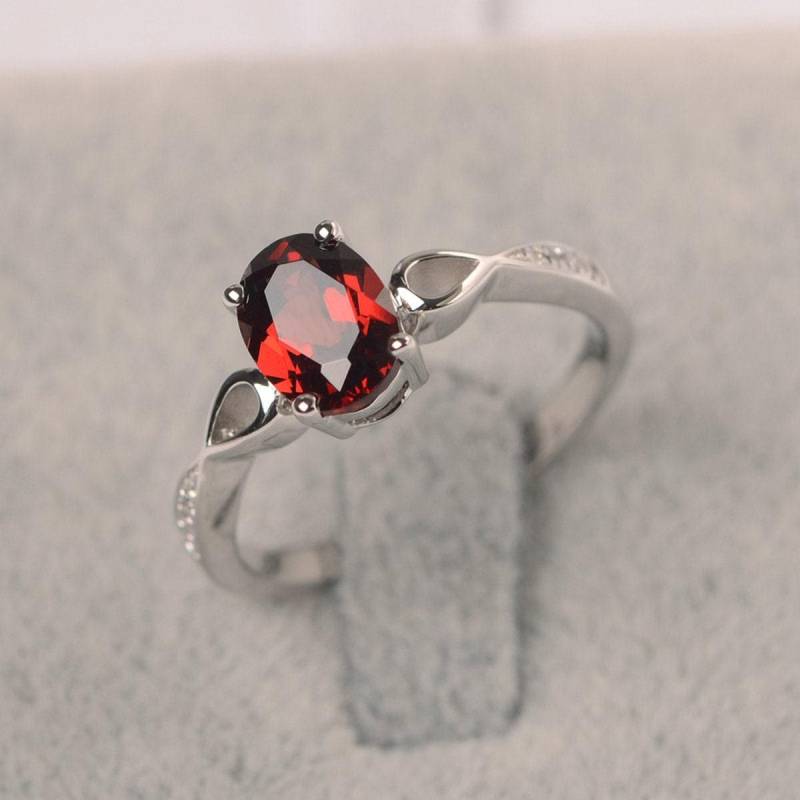 Natürliche Granat Ring Sterling Silber Verlobungsring Für Frauen Oval Geschnitten Januar Geburtsstein von JackDesignJewelry