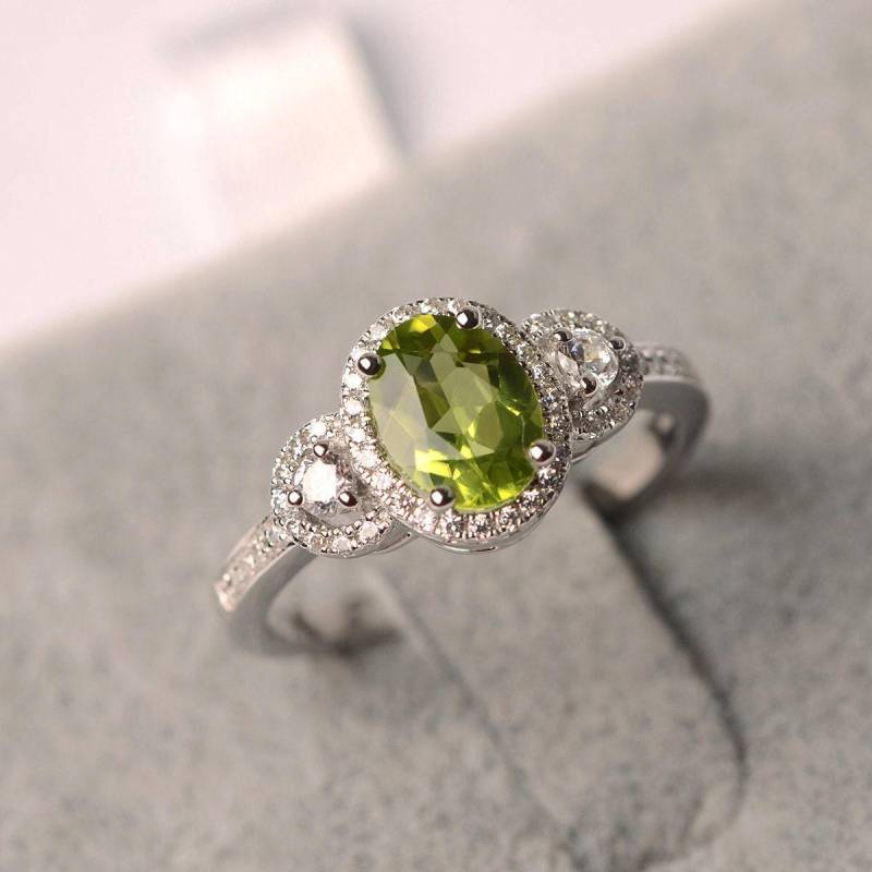 Natürlicher Peridot Ring August Geburtsstein Oval Geschnitten Verlobungsring Sterling Silber von JackDesignJewelry