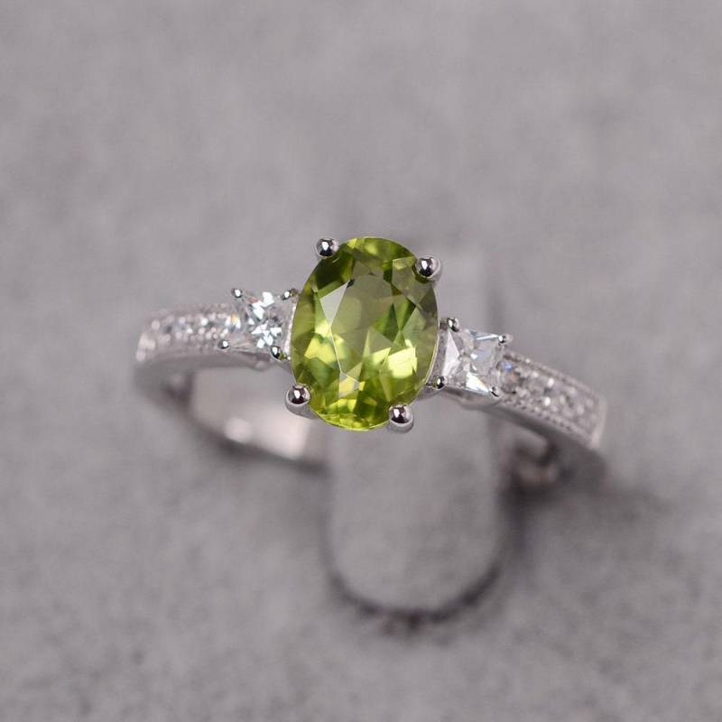 Oval Peridot Ring August Geburtsstein Sterling Silber Verlobungsring Für Frauen von JackDesignJewelry