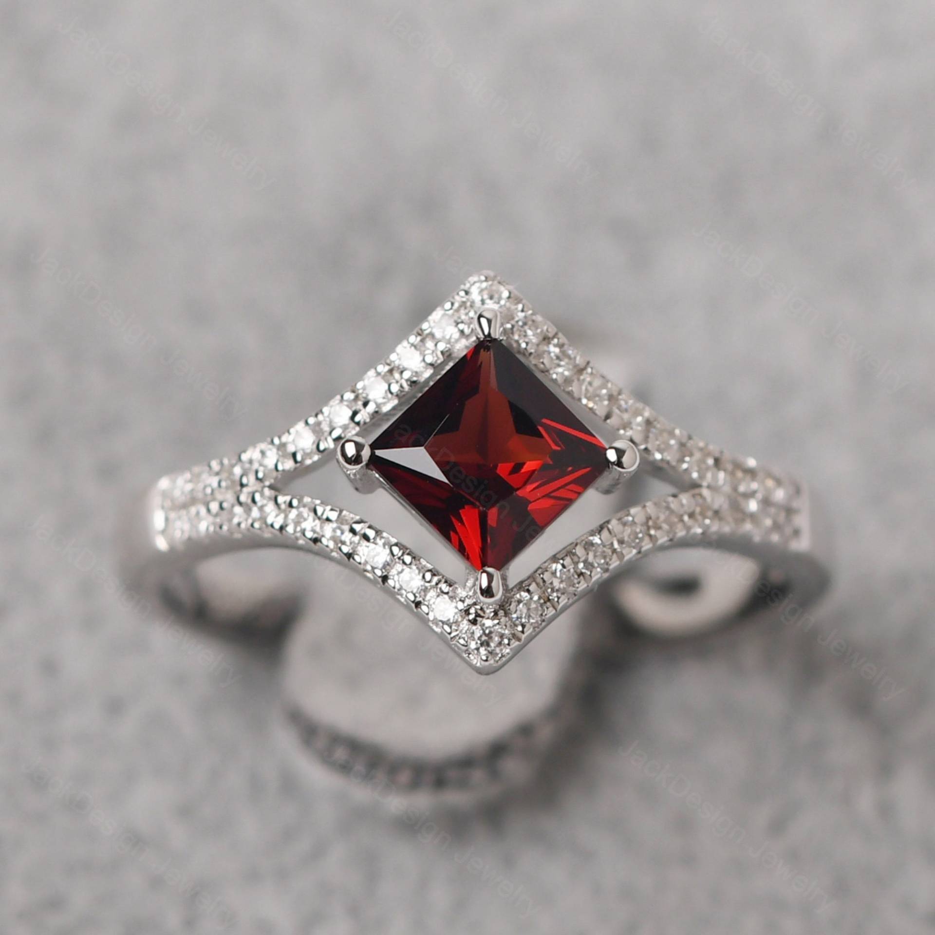Pave Einstellung Granat Vorschlag Ring Prinzessin Schliff Drachen Versprechen Januar Geburtsstein Pave Einstellung Granat Vorschlag Ring Prinzessin Schliff Drachen Versprechen Januar Geburtsstein von JackDesignJewelry