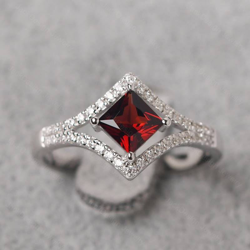 Pave Einstellung Granat Vorschlag Ring Prinzessin Schliff Drachen Versprechen Januar Geburtsstein von JackDesignJewelry