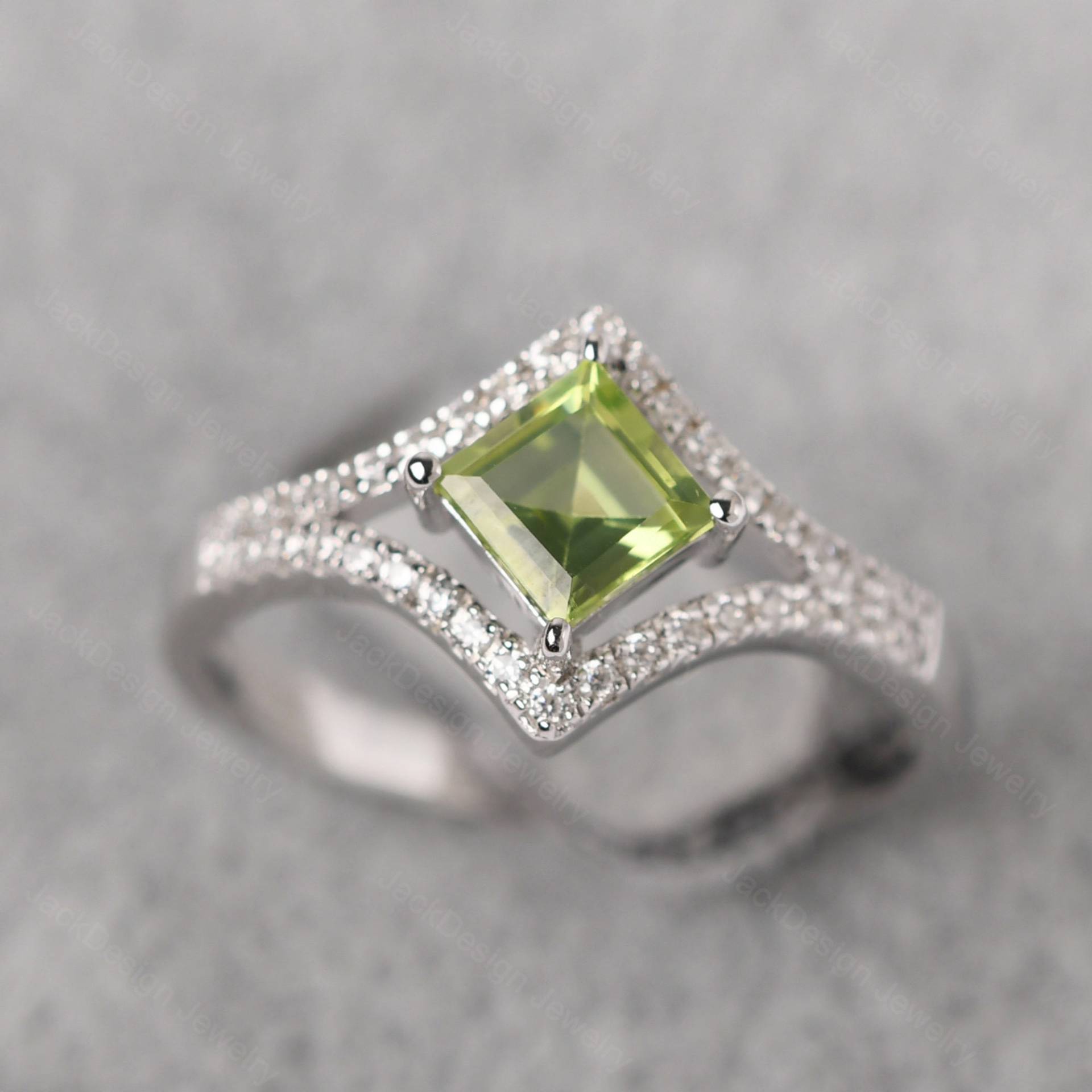 Pave Einstellung Peridot Chevron Versprechen Ring Silber Split Band Quadrat Geschnitten August Geburtsstein Pave Einstellung Peridot Chevron Versprechen Ring Silber Split Band Quadrat Geschnitten August Geburtsstein von JackDesignJewelry