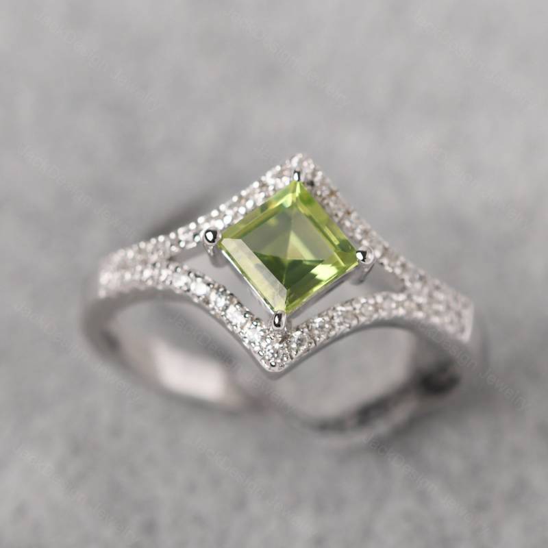 Pave Einstellung Peridot Chevron Versprechen Ring Silber Split Band Quadrat Geschnitten August Geburtsstein von JackDesignJewelry