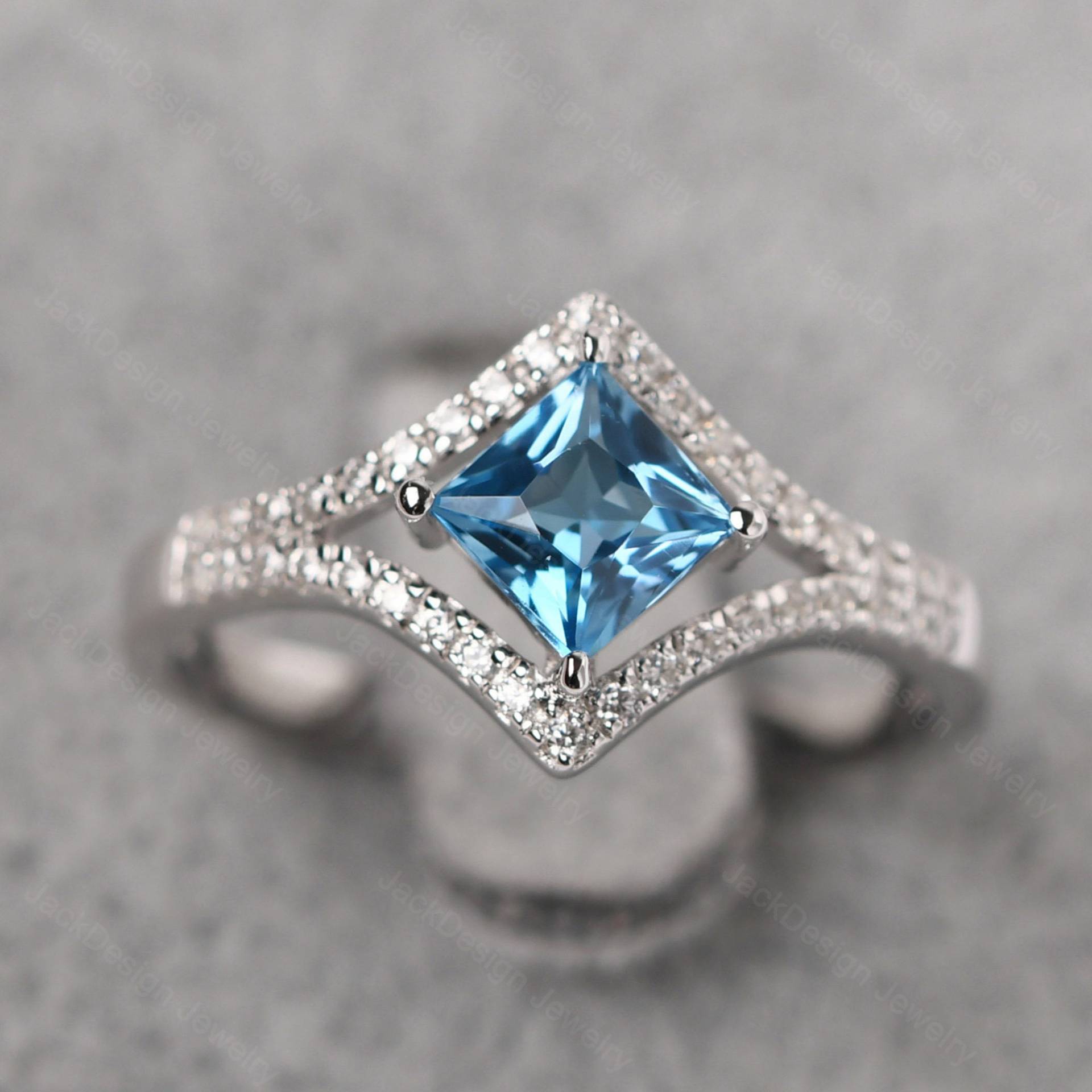 Pave Fassung Princess Cut Schweizer Blautopas Verlobungsring Chevron Hochzeitsring November Geburtsstein Pave Fassung Princess Cut Schweizer Blautopas Verlobungsring Chevron Hochzeitsring November Geburtsstein von JackDesignJewelry