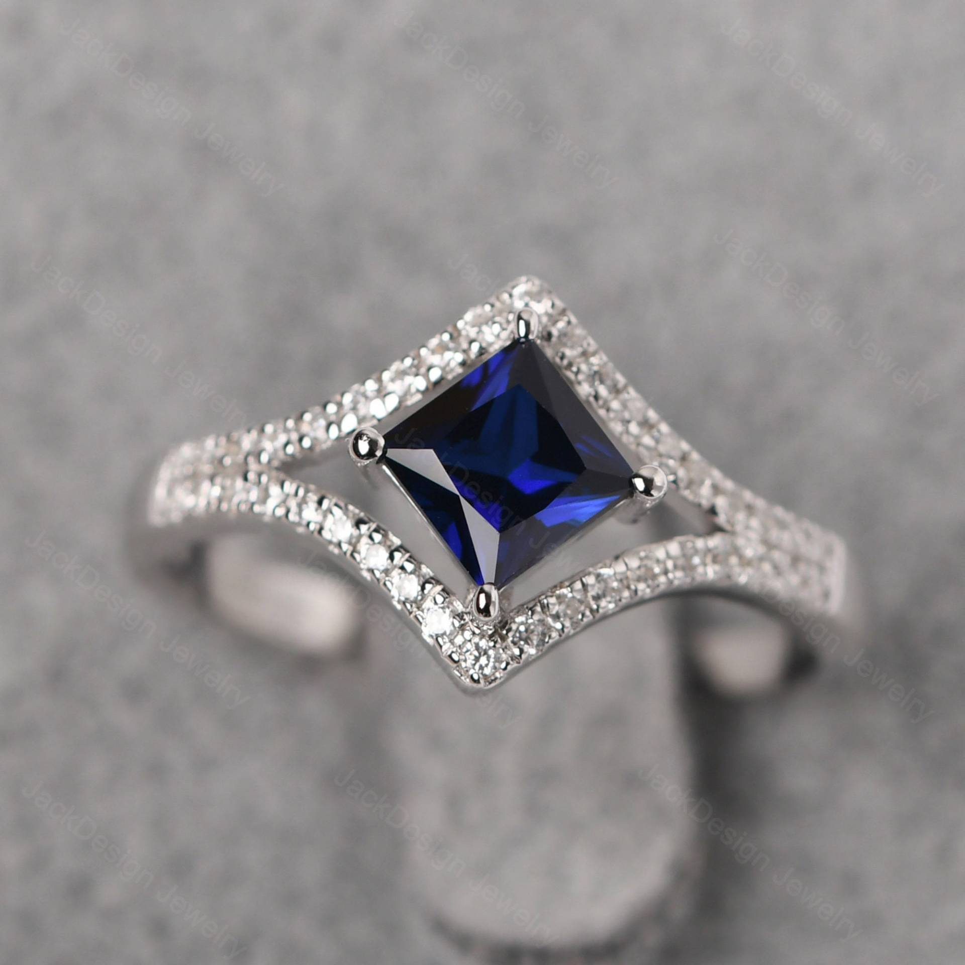 Pave Einstellung Saphir Verlobungsring Prinzessin Schnitt Chevron Versprechen Ring September Geburtsstein Pave Einstellung Saphir Verlobungsring Prinzessin Schnitt Chevron Versprechen Ring September Geburtsstein von JackDesignJewelry