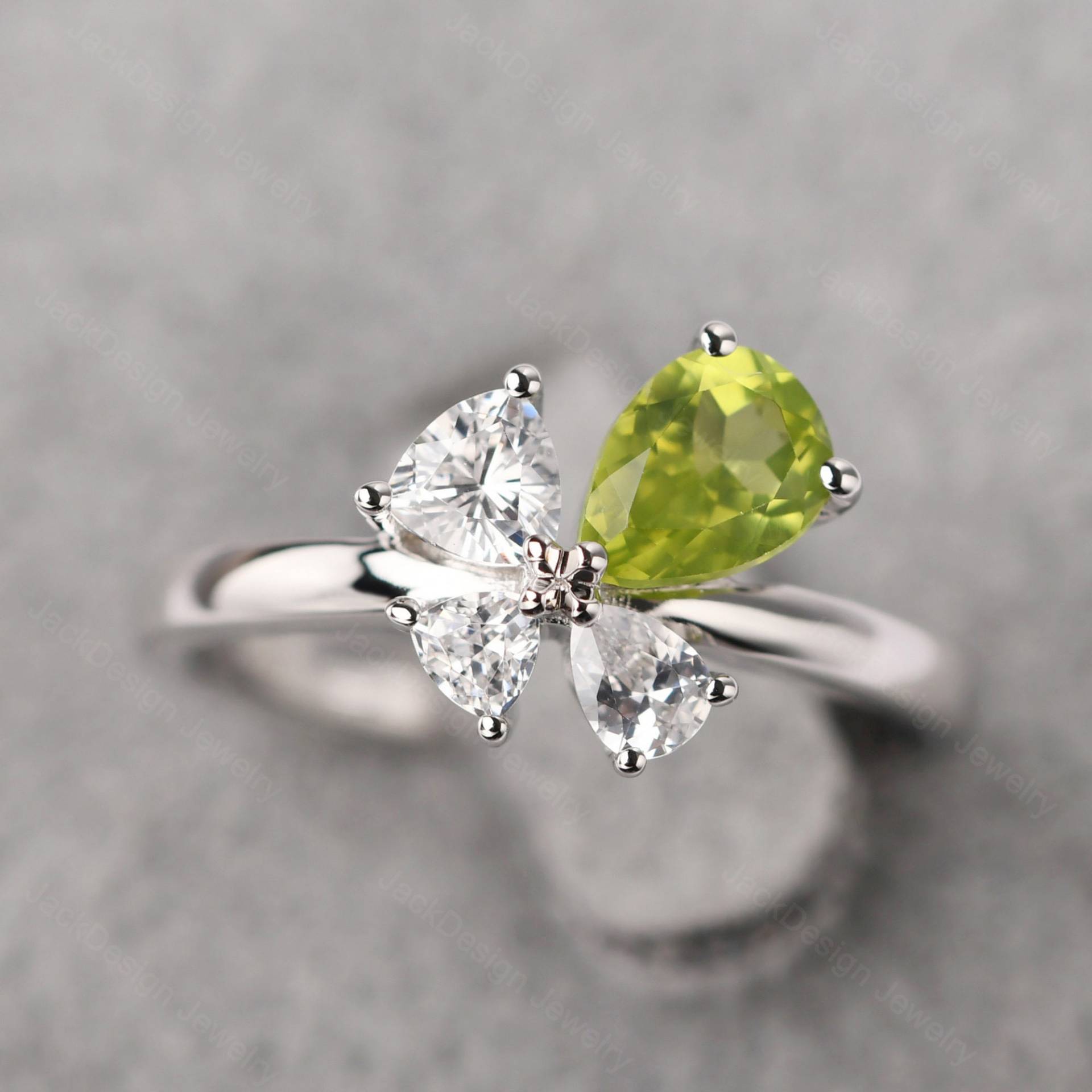 Peridot Cluster Jubiläum Ring Sterling Silber 4 Steine Mutter Wassertropfen Geformt August Birthstone Peridot Cluster Jubiläum Ring Sterling Silber 4 Steine Mutter Wassertropfen Geformt August Birthstone von JackDesignJewelry