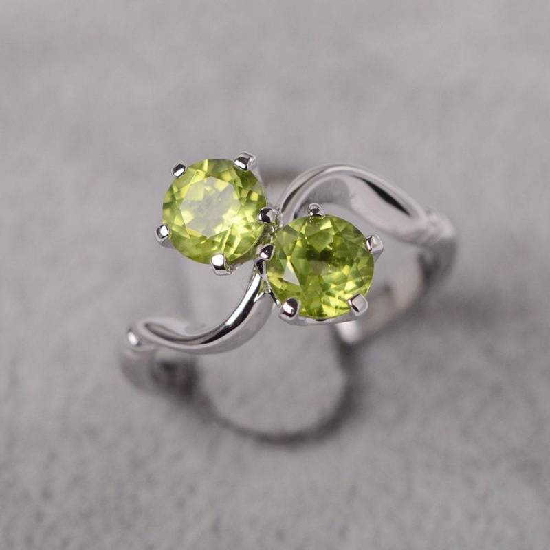 Peridot Ring August Geburtsstein Sterling Silber Ehering Runden Schnitt Zwei Steinring Für Frauen von JackDesignJewelry