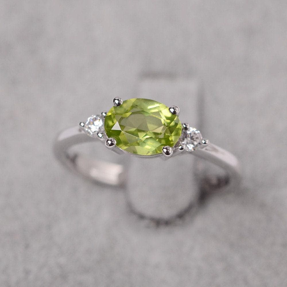 Peridot Ring August Geburtssteinring Weißgold Ovaler Edelstein von JackDesignJewelry