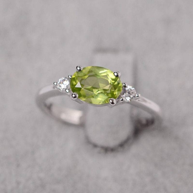 Peridot Ring August Geburtssteinring Weißgold Ovaler Edelstein von JackDesignJewelry