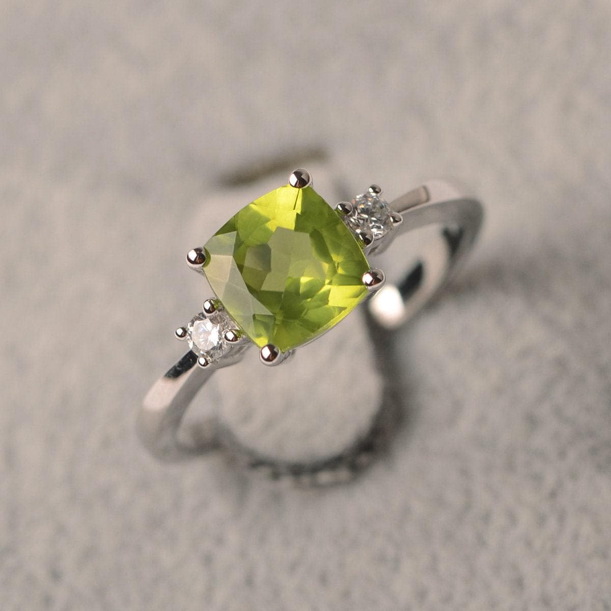 Peridot Ring Kissenschliff Silber Schmuck Verlobung Für Mädchen Grüner Edelstein von JackDesignJewelry