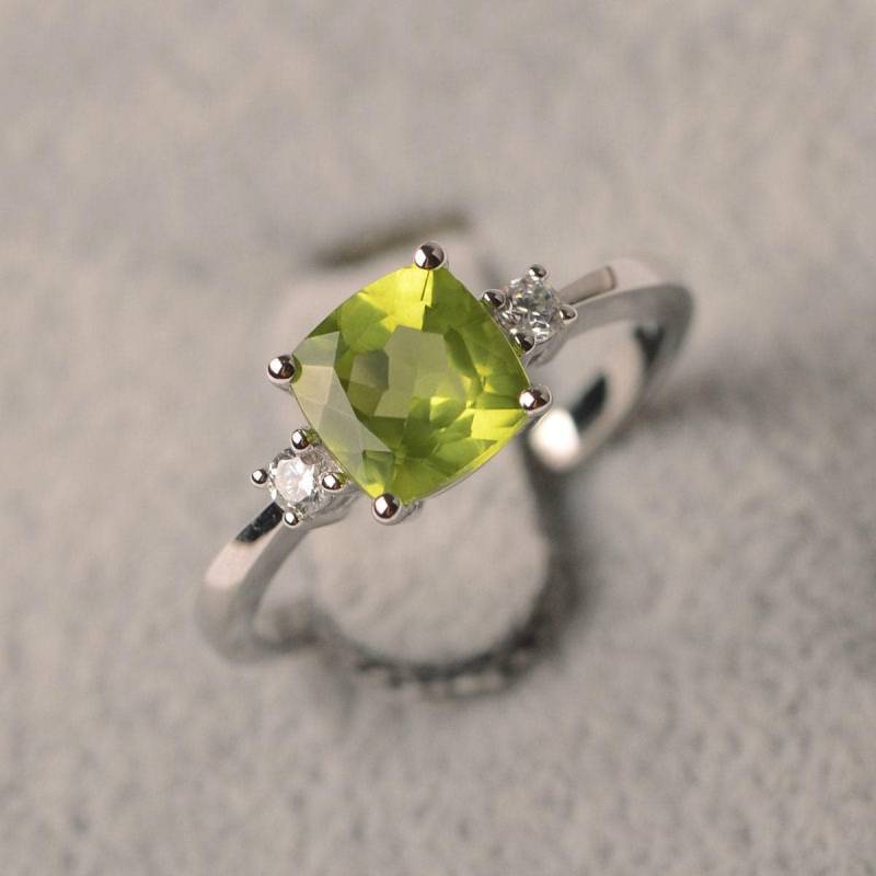 Peridot Ring Kissenschliff Silber Schmuck Verlobung Für Mädchen Grüner Edelstein von JackDesignJewelry