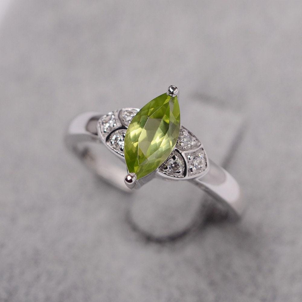 Peridot Ring Marquise Schnitt Grüner Edelstein August Geburtsstein Weißgold Verlobungsring von JackDesignJewelry