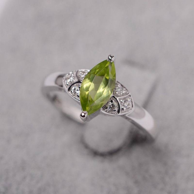 Peridot Ring Marquise Schnitt Grüner Edelstein August Geburtsstein Weißgold Verlobungsring von JackDesignJewelry