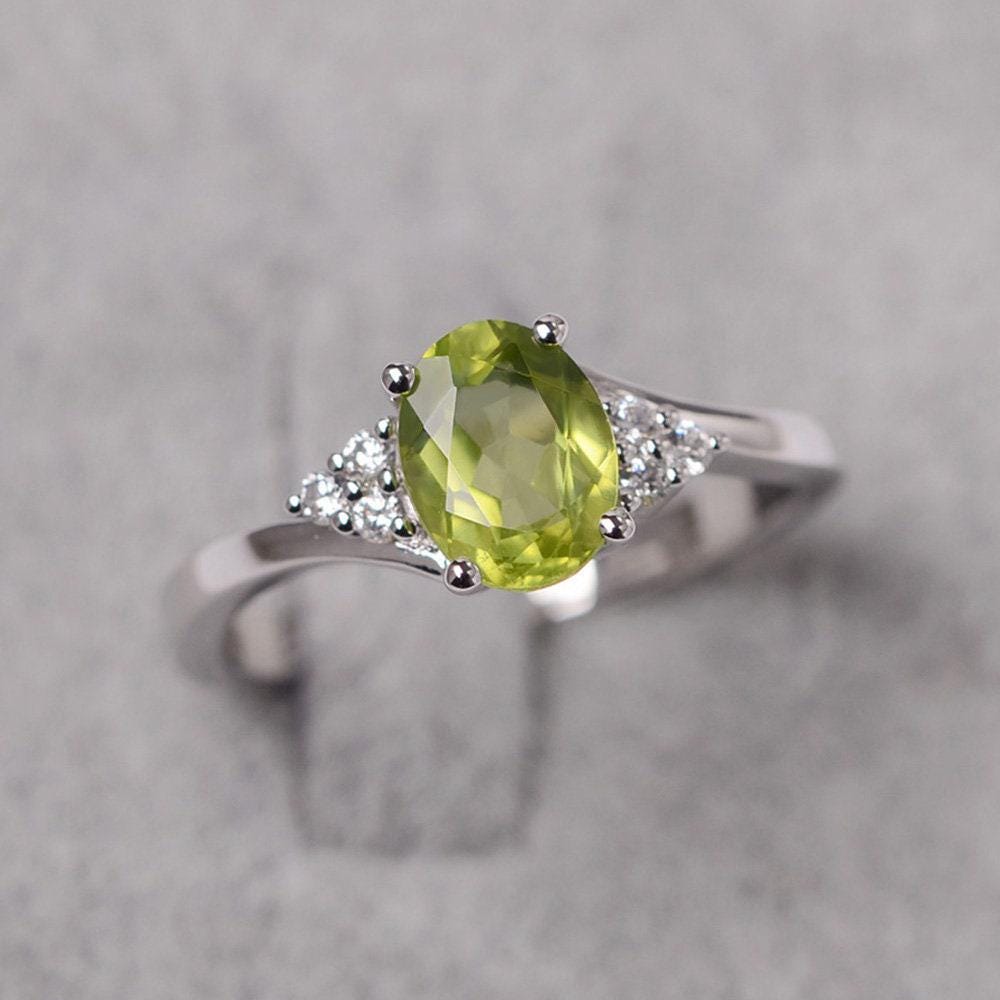 Peridot Ring Ovalschliff Grünstein August Geburtsstein Sterling Silber Ehering Für Frauen von JackDesignJewelry