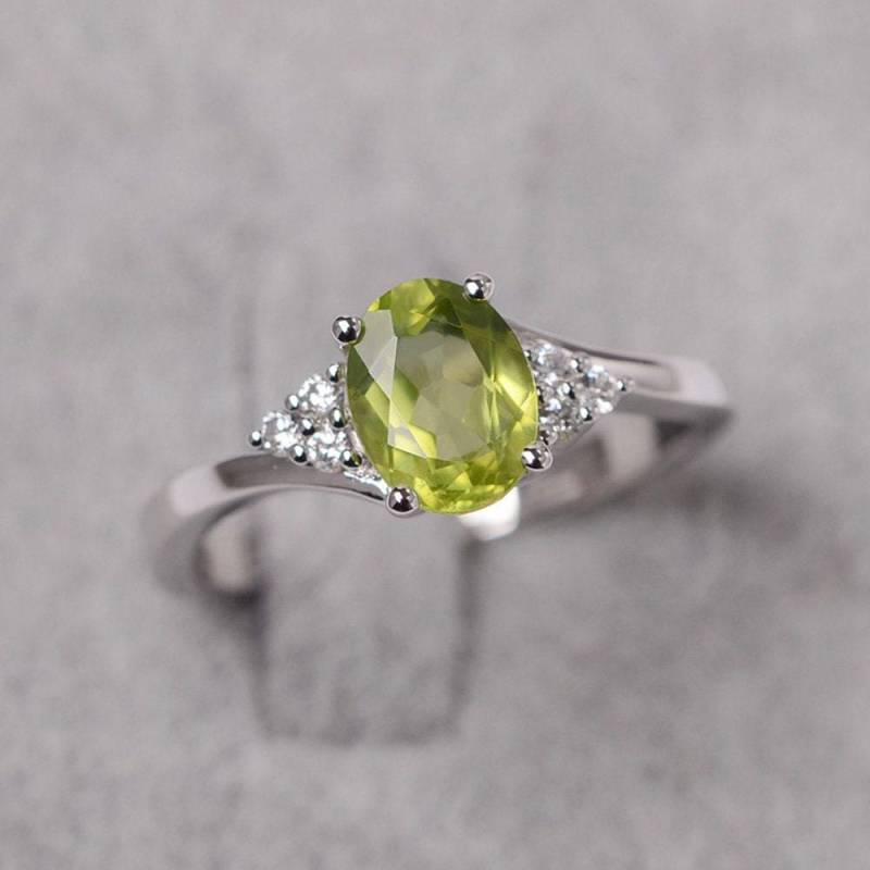 Peridot Ring Ovalschliff Grünstein August Geburtsstein Sterling Silber Ehering Für Frauen von JackDesignJewelry
