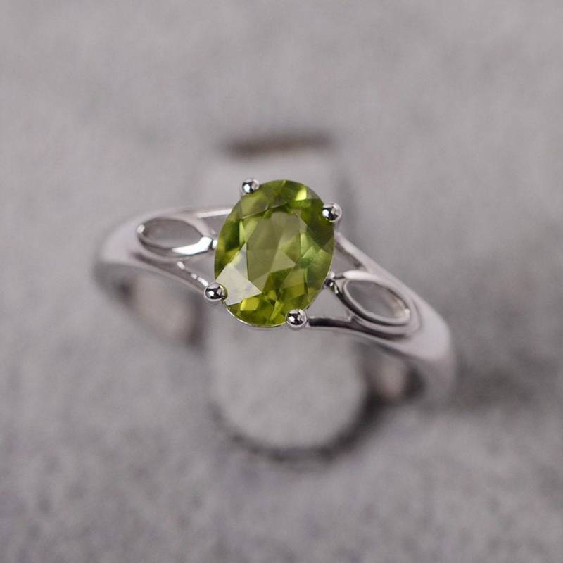 Peridot Ring Ovalschliff Silber August Geburtsstein Maßgeschneiderte Jahrestag Für Frauen von JackDesignJewelry