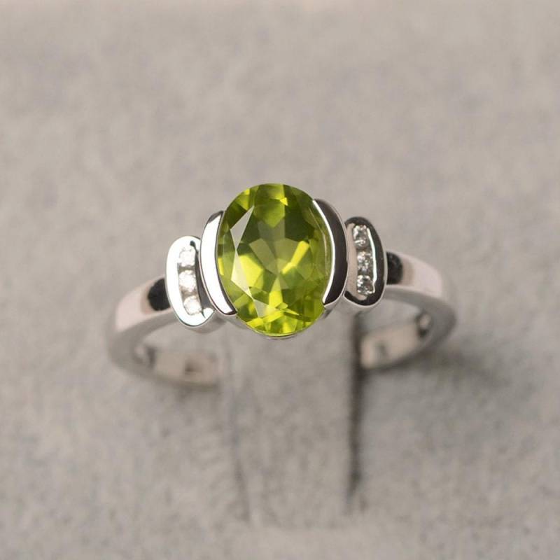 Peridot Ring Ovalschliff Verlobungsring Für Frauen Weißgoldring von JackDesignJewelry