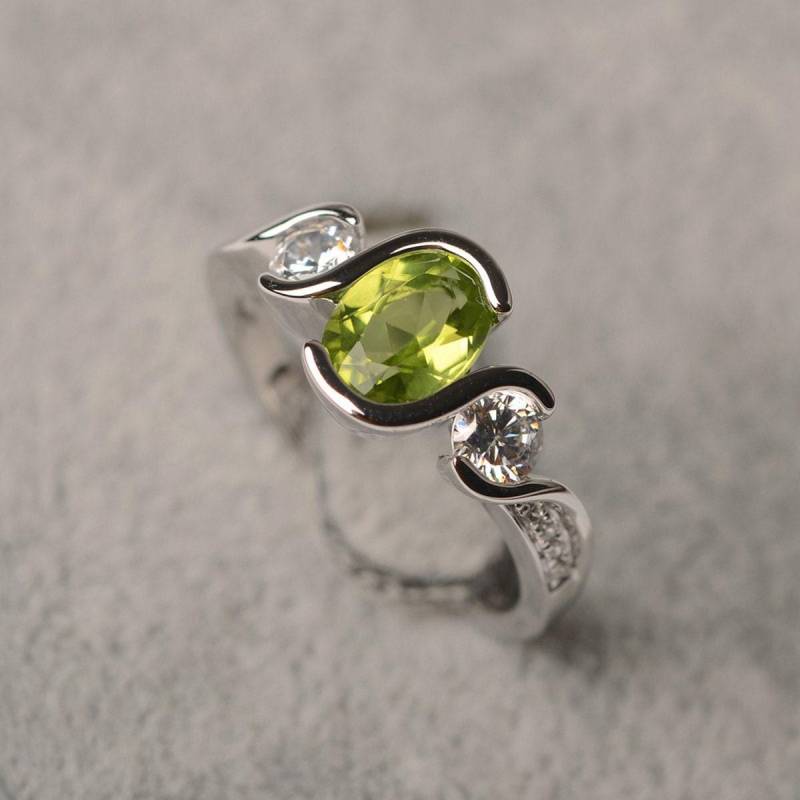Peridot Ring Ovalschliff Weißgold Für Frauen Grüner Edelsteinring von JackDesignJewelry