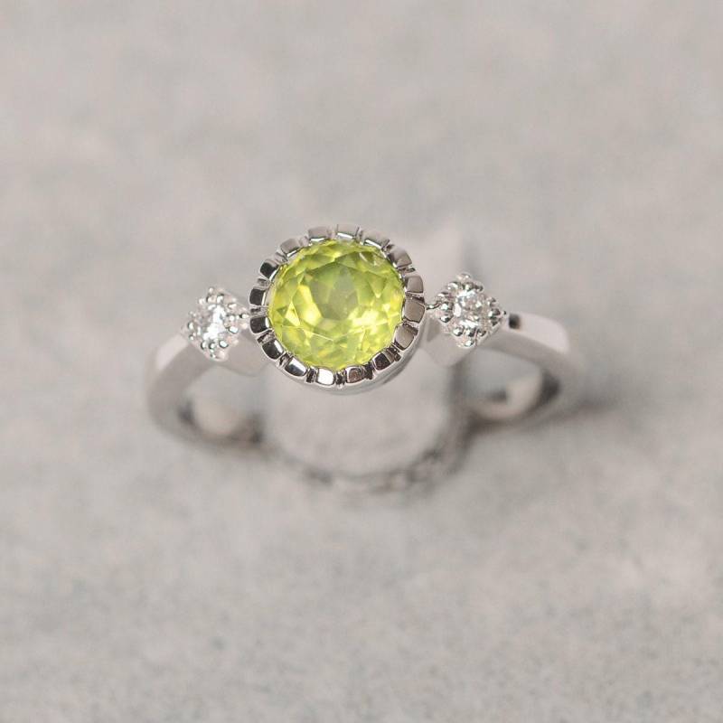 Peridot Ring Rundschliff 3 Steinring August Geburtsstein Weißgold-Verlobungsring Für Frauen von JackDesignJewelry