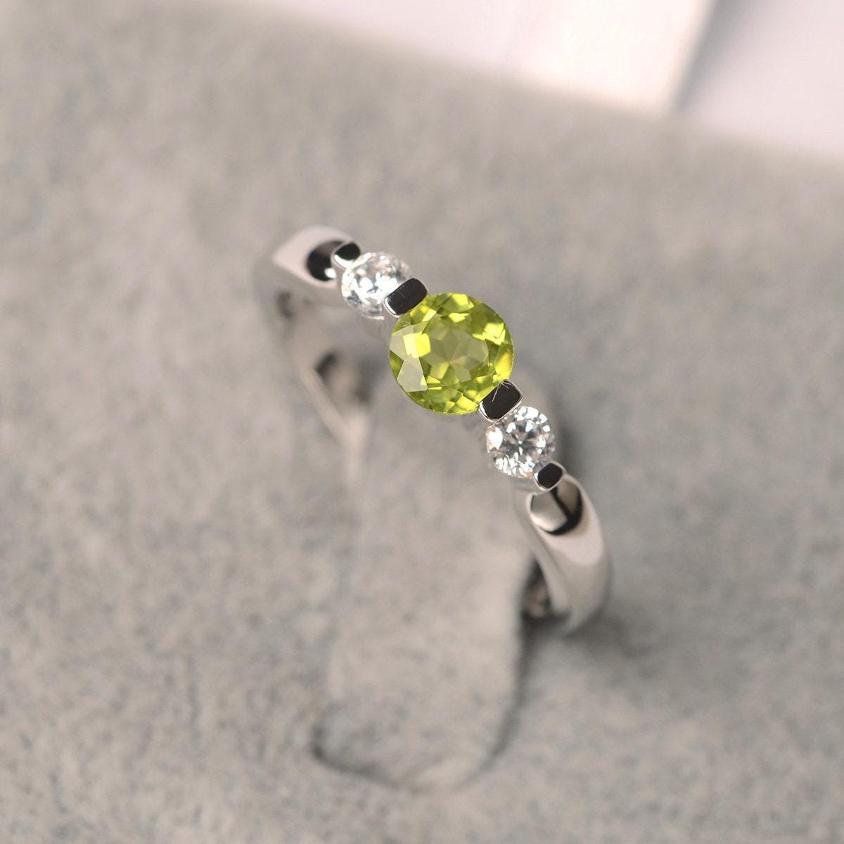 Peridot Ring Rundschliff Drei-Stein-Band Verlobungsring Für Frauen Sterling Silber August Geburtsstein von JackDesignJewelry