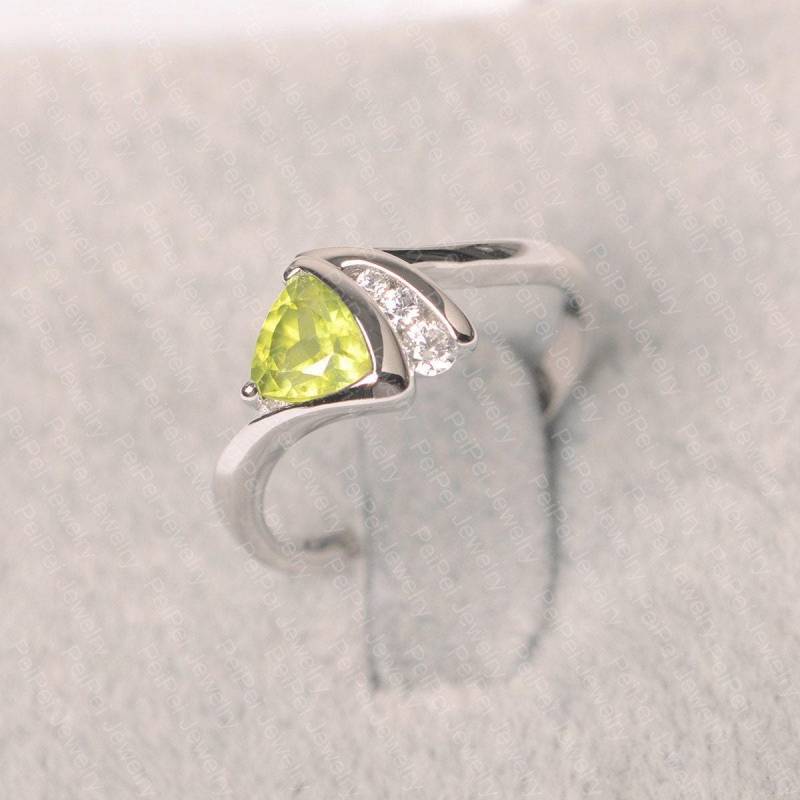 Peridot Ring Sterling Silber Verlobungsring August Geburtsstein Trillion Geschnitten Grünen Stein von JackDesignJewelry