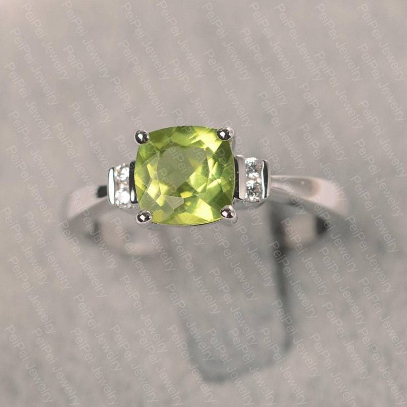Peridot Ring Weißgold Verlobungsring Für Frauen August Geburtsstein Kissenschliff Grüner Edelstein von JackDesignJewelry