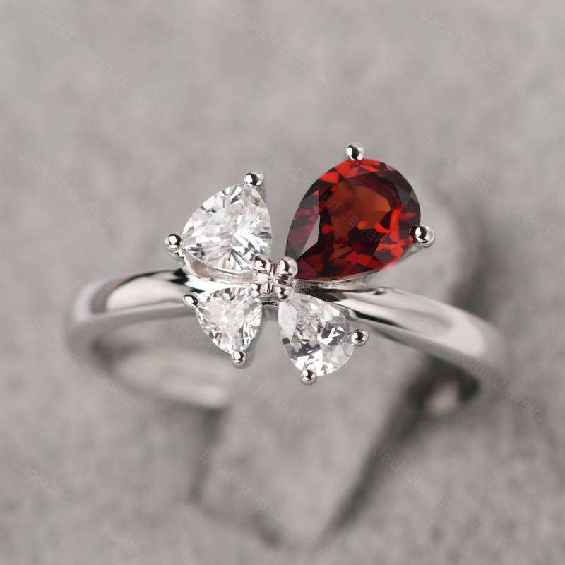 Personalisierte 4 Steine Mütter Ring Träne Tropfenförmige Granat Schmetterling Hochzeit Januar Birthstone von JackDesignJewelry