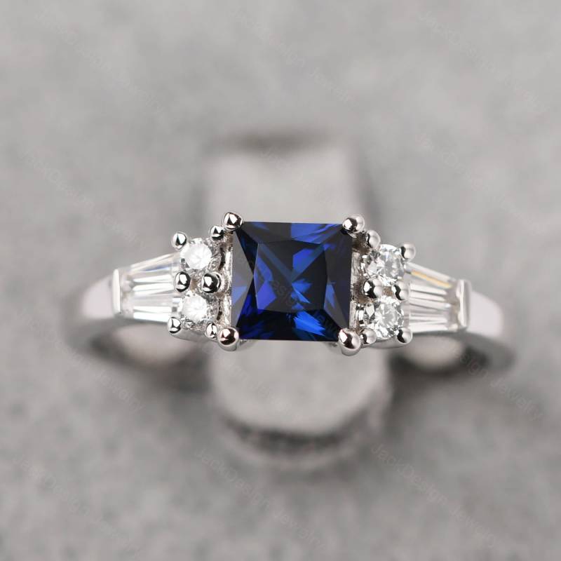 Angepasste Saphir Jahrestag Ring Sterling Silber Princess Cut September Birthstone von JackDesignJewelry