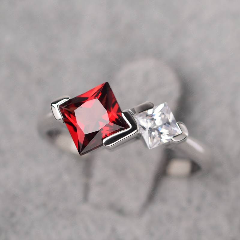 Princess Cut 2 Stein Granat Jubiläumsring 14K Weißgold Dual Birthstones Ring Januar Birthstone von JackDesignJewelry