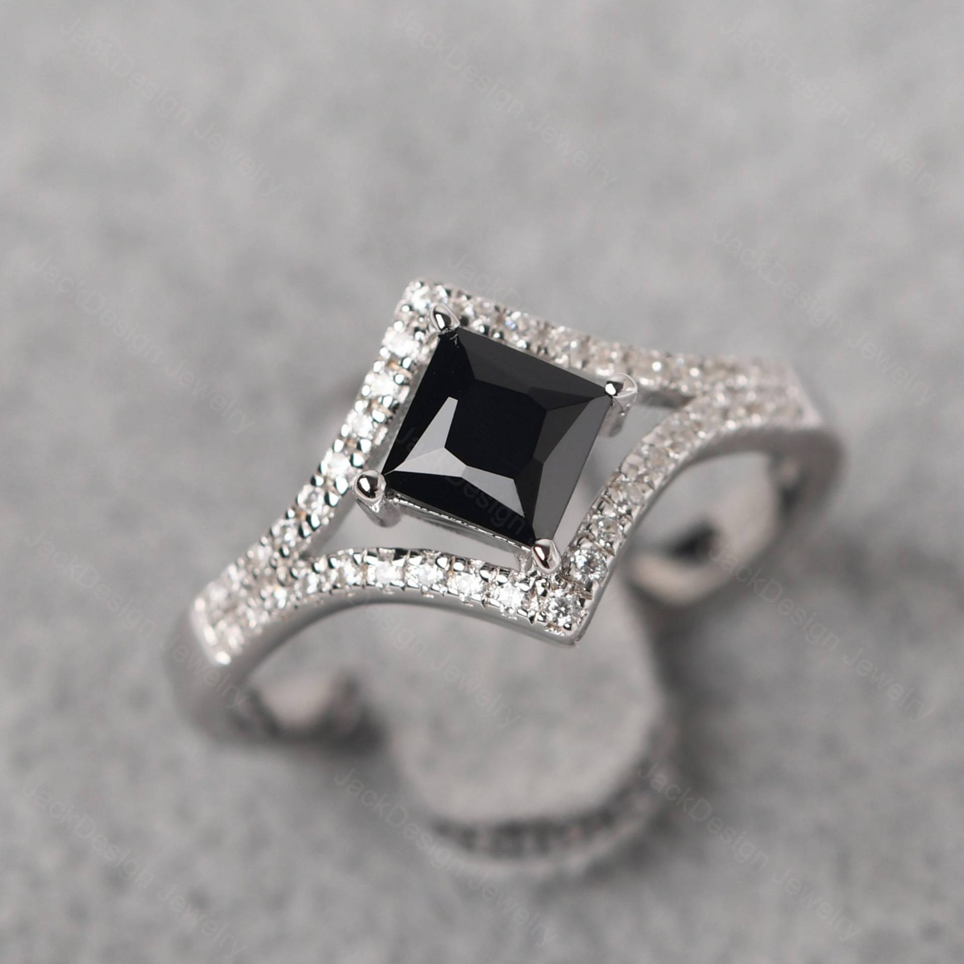 Princess Cut Drachen Setting Schwarz Spinell Verlobungsring Silber Split Band Pflastern Ring Princess Cut Drachen Setting Schwarz Spinell Verlobungsring Silber Split Band Pflastern Ring von JackDesignJewelry