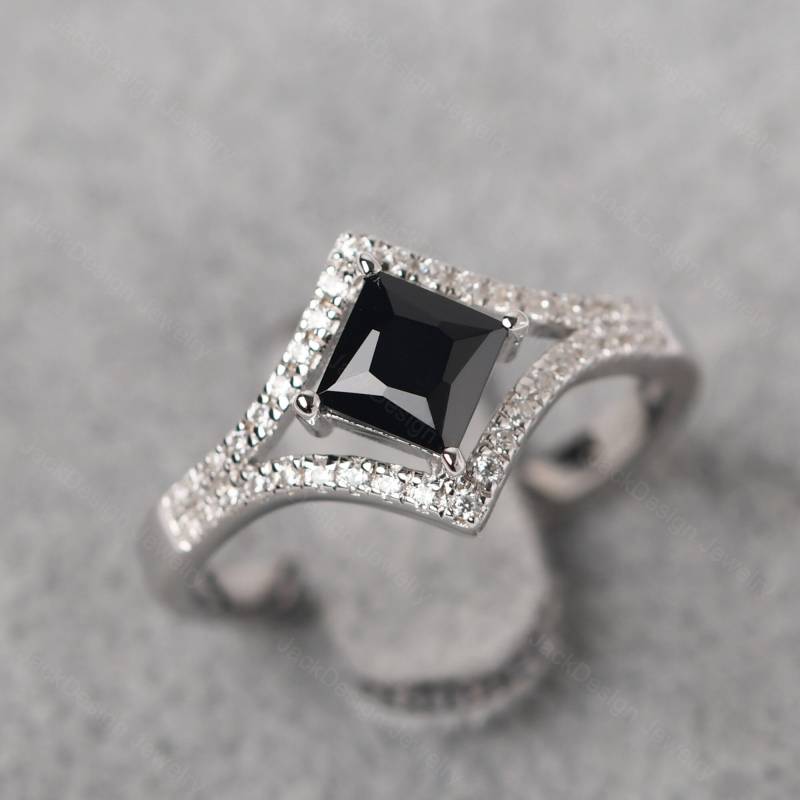 Princess Cut Drachen Setting Schwarz Spinell Verlobungsring Silber Split Band Pflastern Ring von JackDesignJewelry