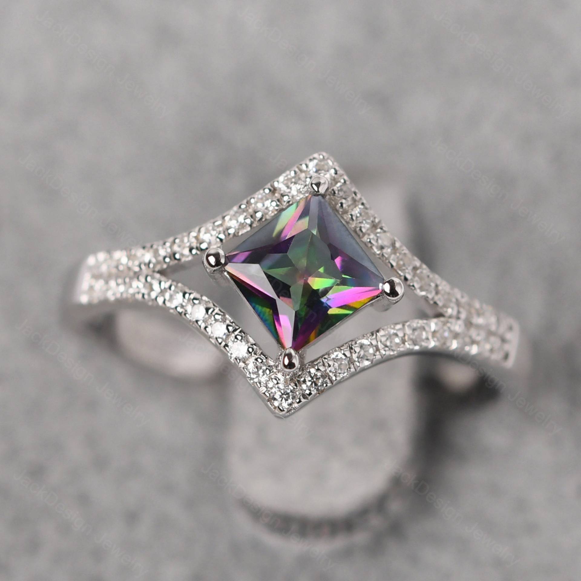 Princess Cut Mystic Topaz Statement Ring Sterlingsilber Chevron Mit Drachenfassung Princess Cut Mystic Topaz Statement Ring Sterlingsilber Chevron Mit Drachenfassung von JackDesignJewelry