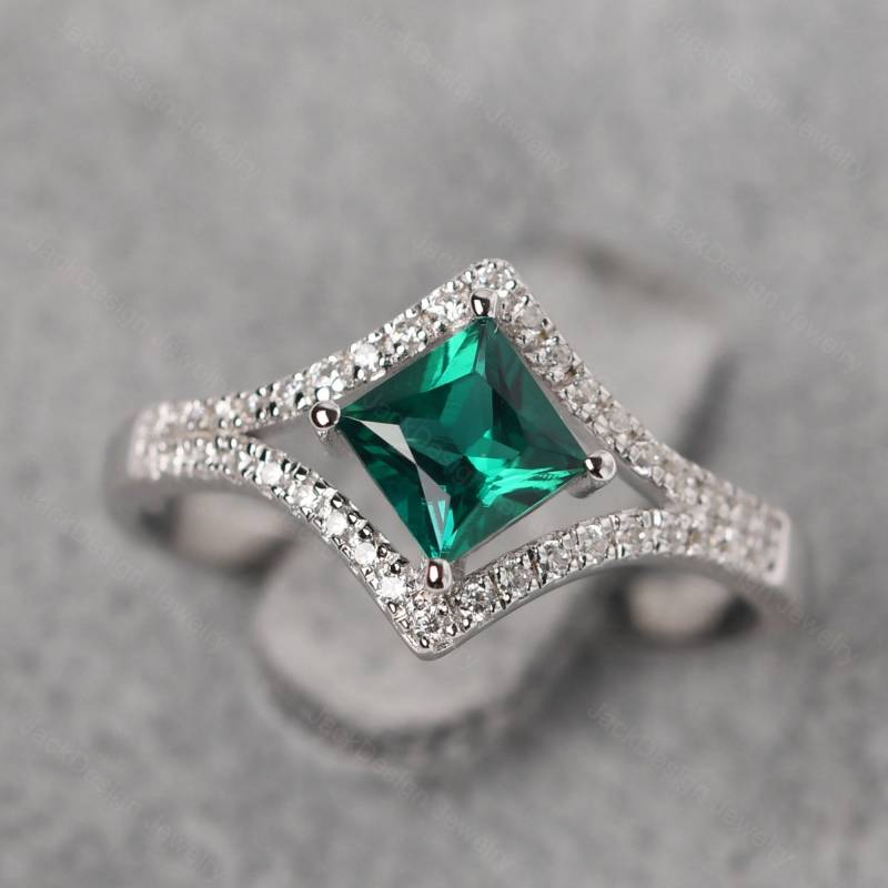 Princess Cut Smaragd Chevron Verlobungsring 14 Karat Weißgold Pflastern Einstellung Mai Geburtsstein Ring von JackDesignJewelry