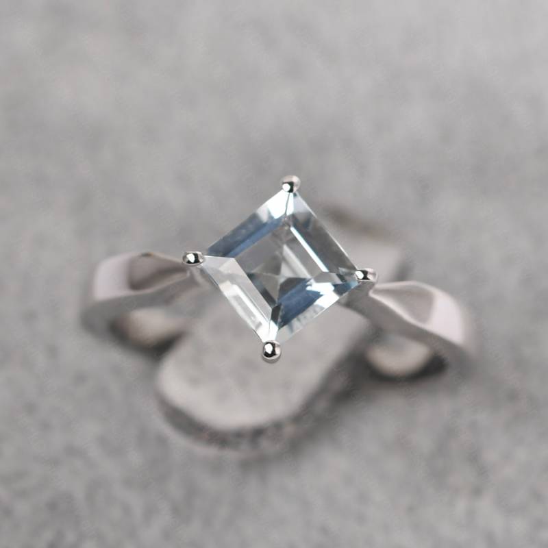 Quadratisch Geschnittener Aquamarin Solitärring Drachenfassung März Geburtssteinring von JackDesignJewelry