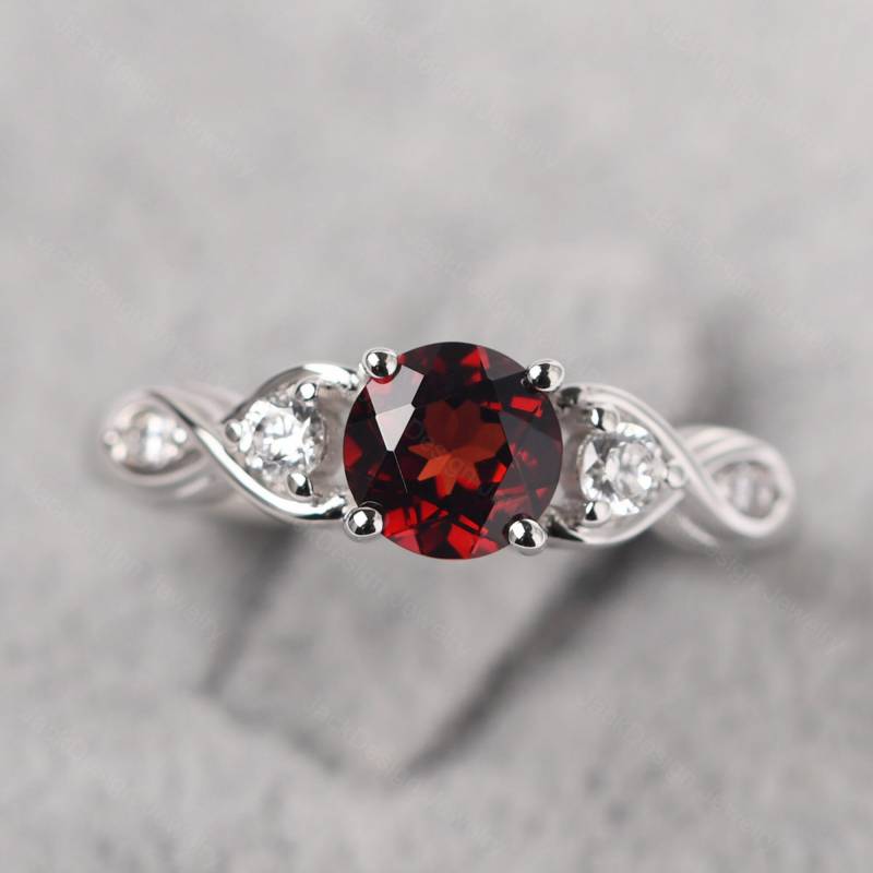 Retro 1.21 Karat Granat Brautring Rund Geformt Twist Statement Ring Januar Geburtsstein von JackDesignJewelry
