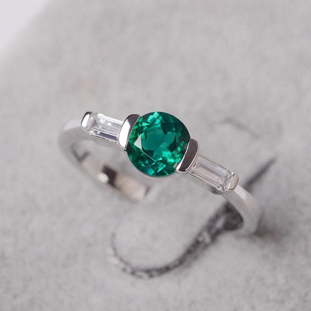 Ring Smaragd Runden Schnitt Grüne Steinringe Weißgoldring Mai-Geburtssteinring von JackDesignJewelry