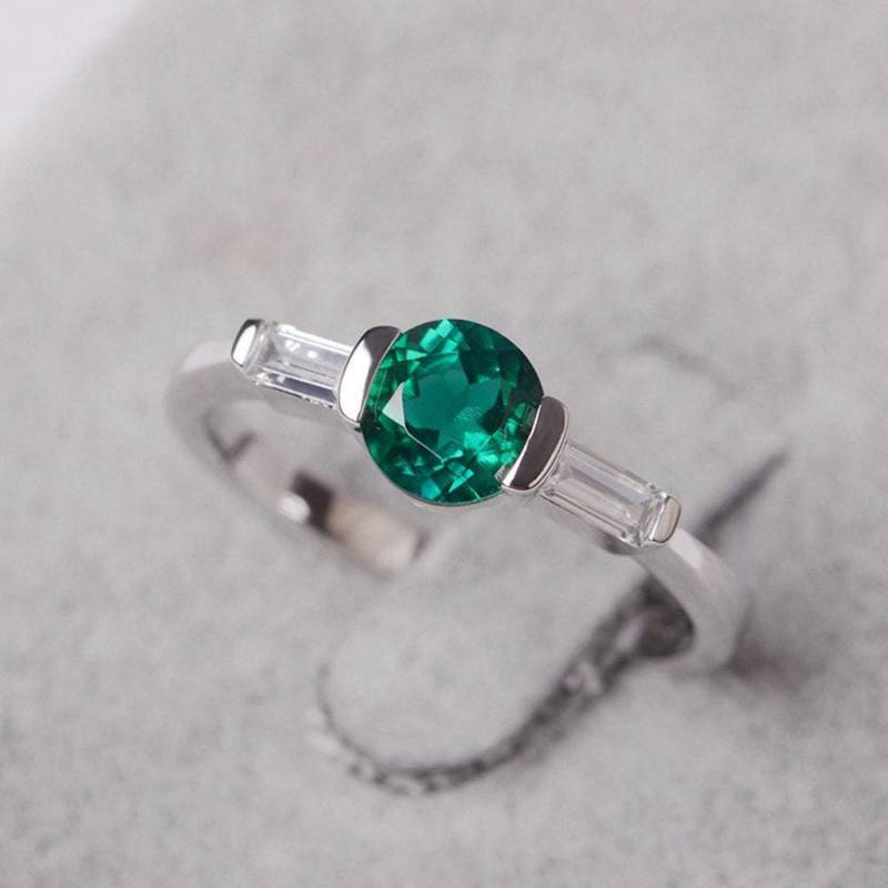 Ring Smaragd Runden Schnitt Grüne Steinringe Weißgoldring Mai-Geburtssteinring von JackDesignJewelry