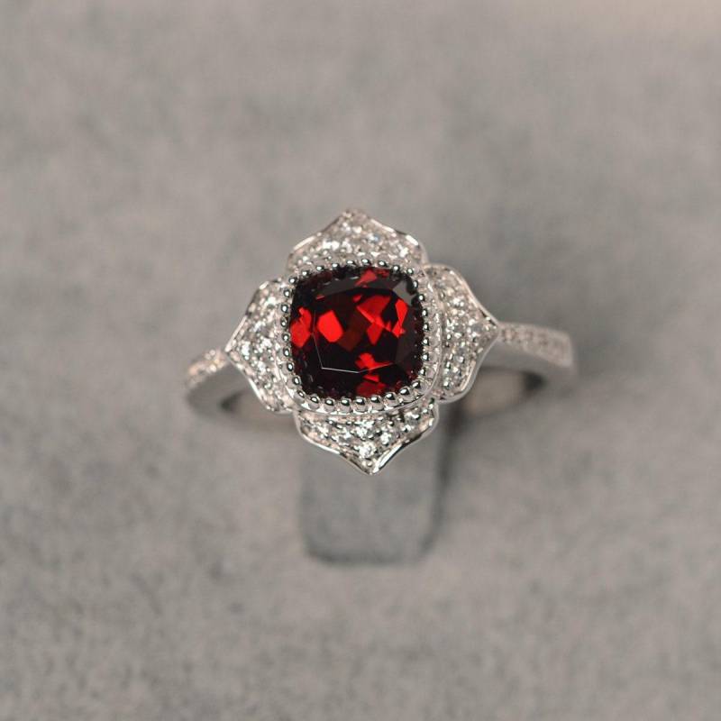 Rote Granat Ring Kissen Geschliffene Blume Sterling Silber Jubiläum Januar Geburtsstein von JackDesignJewelry
