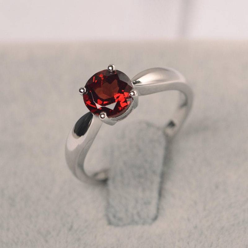 Roter Granat Ring Januar Geburtsstein Rundschliff Solitärring Sterling Silber Verlobungsring Für Frauen von JackDesignJewelry
