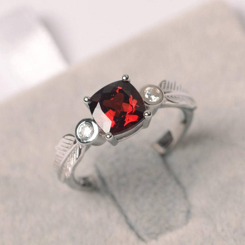 Roter Granat Ring Kissenschliff Januar Geburtsstein Sterling Silber 3 Stein-Verlobungsring Für Frauen von JackDesignJewelry