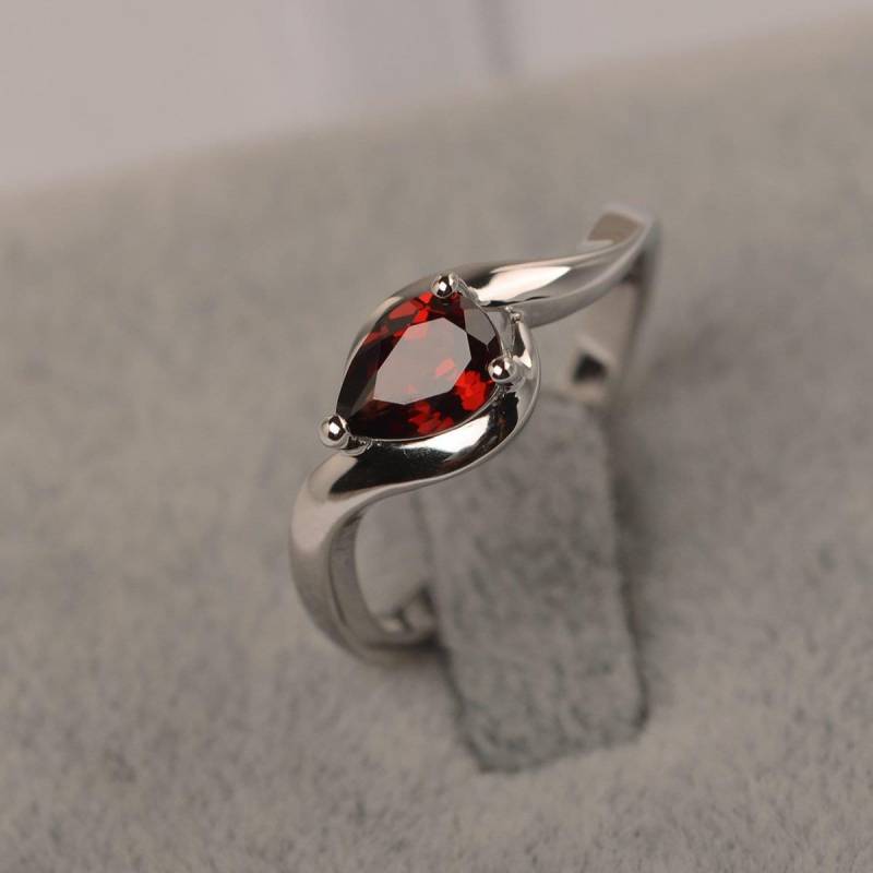 Roter Granat Ring Sterling Silber Solitär Verlobungsring Für Frauen Januar Geburtsstein Tropfenschliffring von JackDesignJewelry