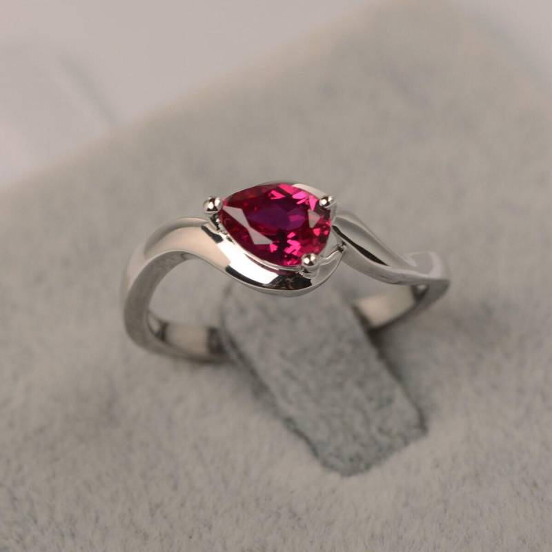 Roter Rubin Ring Birnenschliff Juli Geburtsstein Silber Verlobungsring Für Frauen von JackDesignJewelry