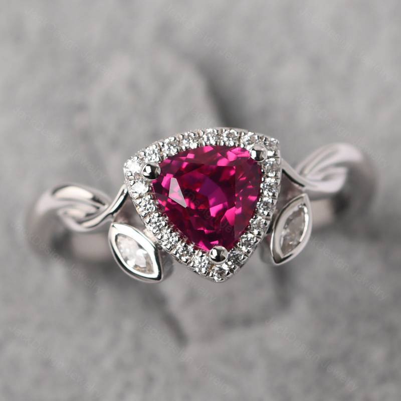 Rubin Halo Verlobungsring Silber Trillion Geschnitten Zweig Juli Geburtsstein Ring von JackDesignJewelry