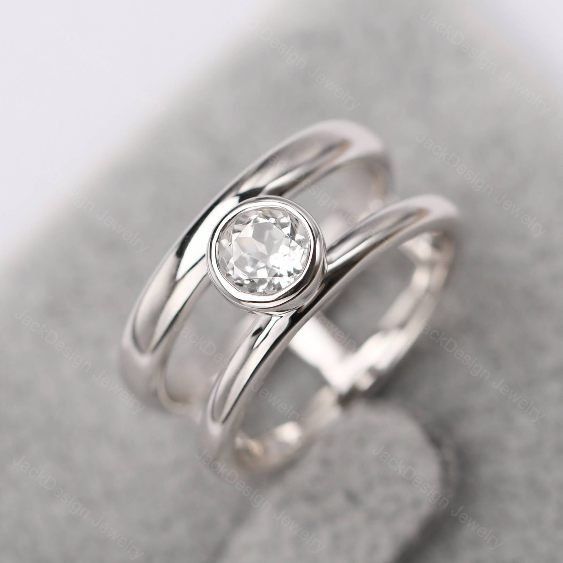 Runder Weißer Topas Split Schaft Stapelbar Ring Sterling Silber November Birthstone Runder Weißer Topas Split Schaft Stapelbar Ring Sterling Silber November Birthstone von JackDesignJewelry