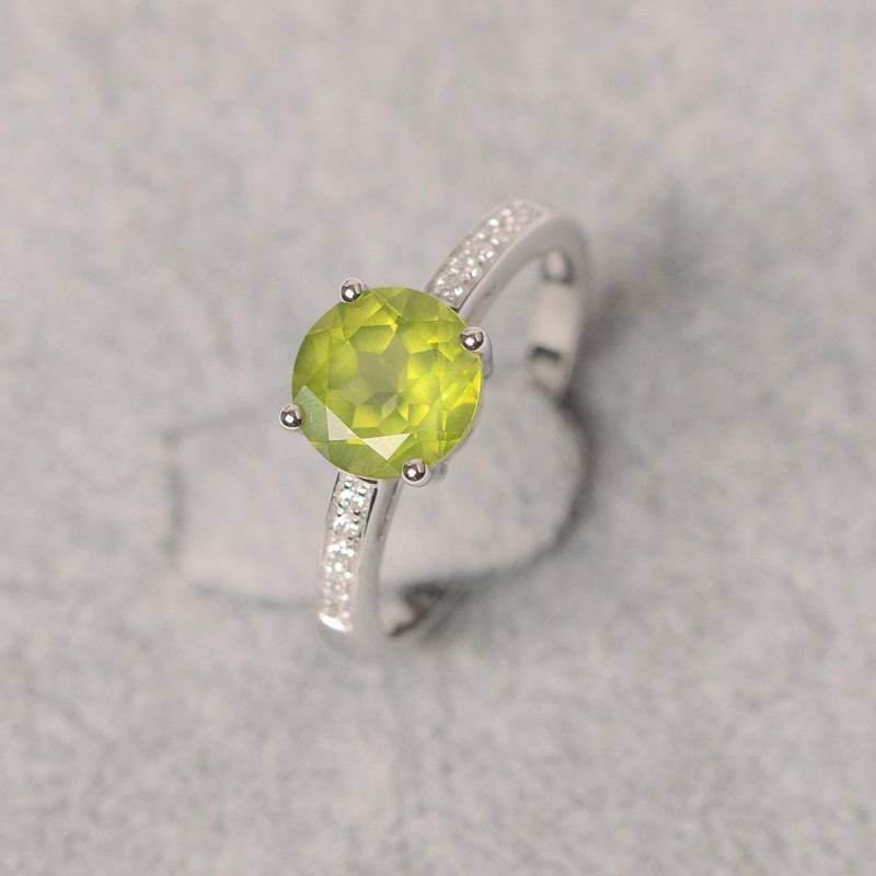 Rundschliff Peridot Ring Sterling Silber Verlobungsring Grüner Edelstein August Geburtsstein von JackDesignJewelry
