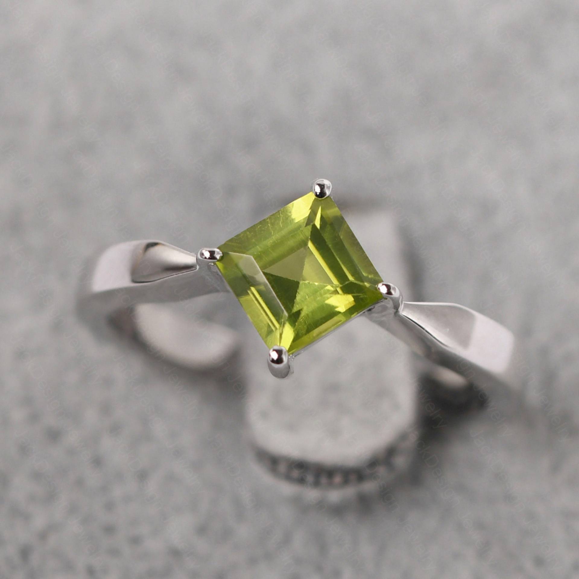 Schlichter August Geburtsstein Ring Silber Quadratisch Cut Kite Setting Peridot Ehering von JackDesignJewelry