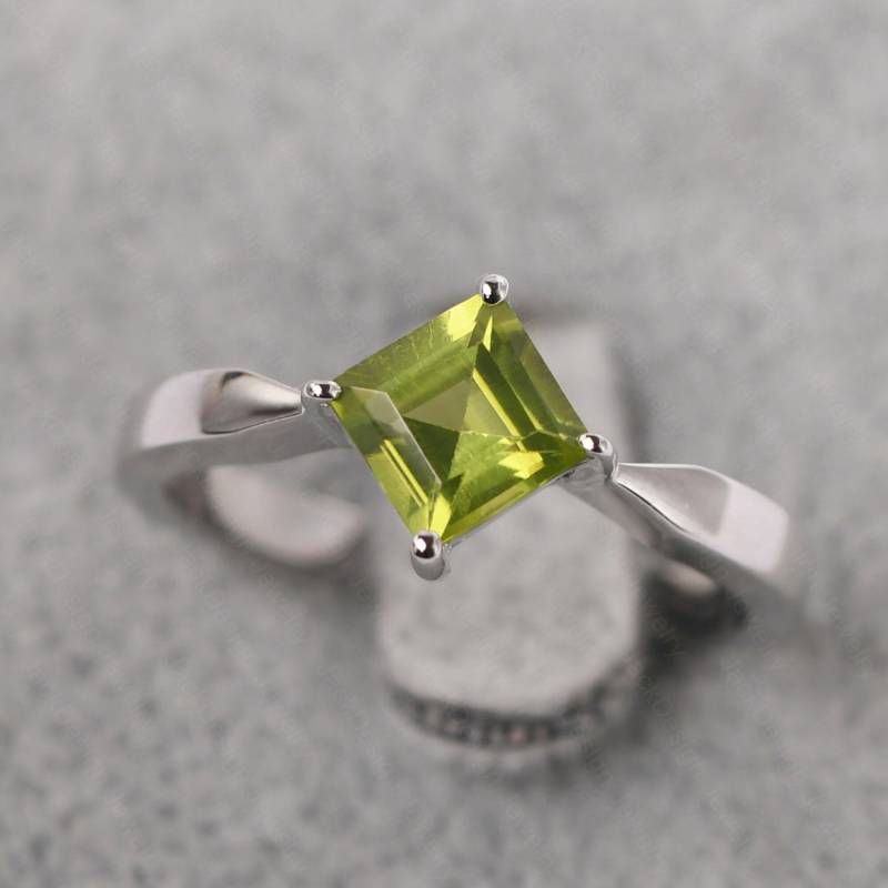 Einfacher August Geburtsstein Ring Silber Quadratschliff Peridot Ehering von JackDesignJewelry